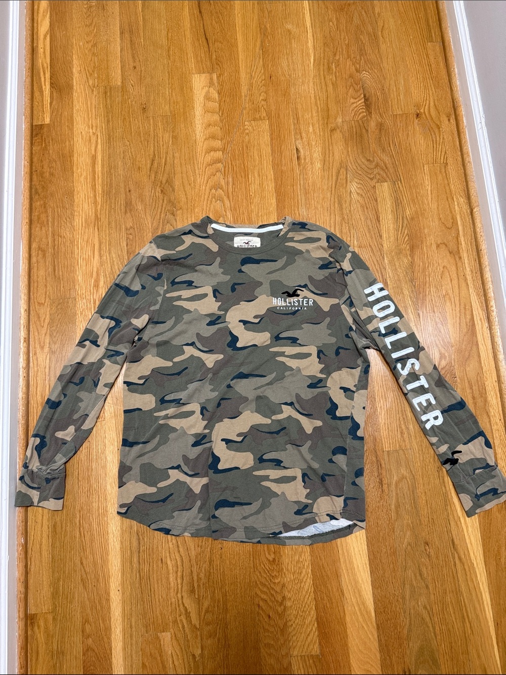 Hollister Men's Camouflage Long Sleeve Tee in Olive, Tan and Dark Green